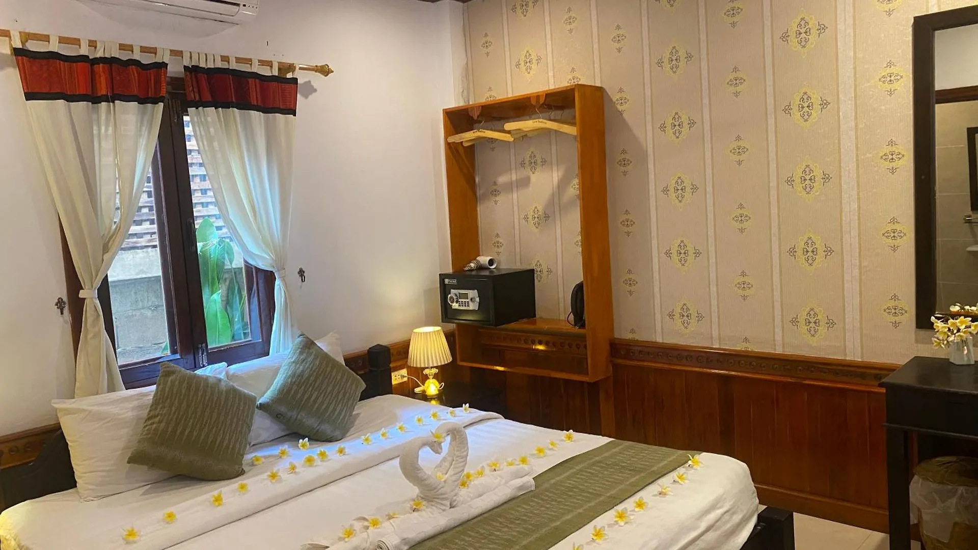 Golden Lotus Place Hotel Luang Prabang 3*,  Laos