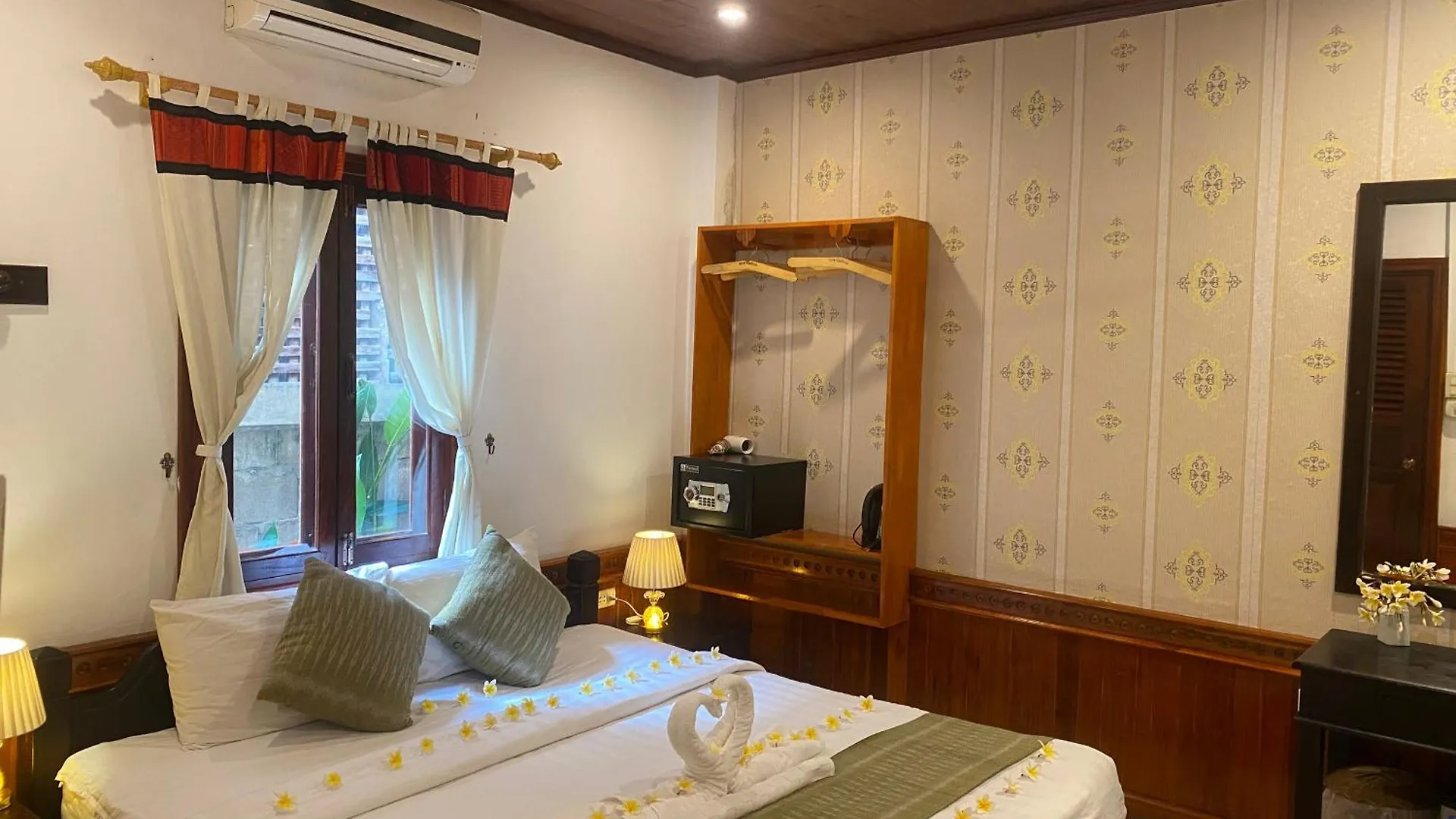 Golden Lotus Place Luang Prabang 3*,